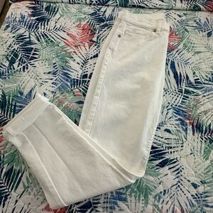 Loft NWOT “The Skinny” pair of white jeans. Never worn 🤗